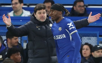 Mauricio Pochettino talks to Noni Madueke after the Chelsea forward argued with team-mates about taking a penalty kick