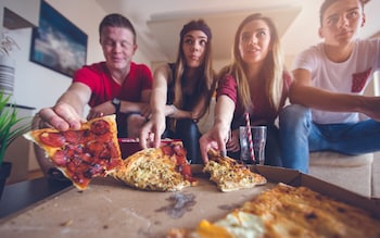 Kids eating pizza