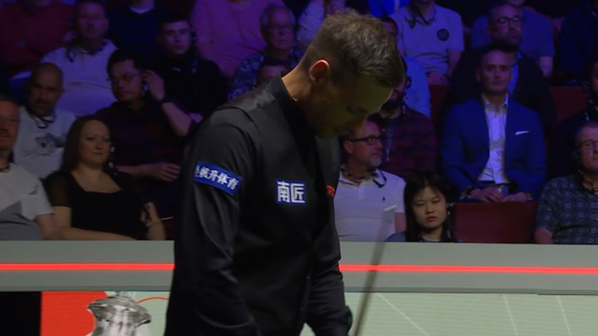 Snooker star suffers wardrobe malfunction before making crude six-word quip
