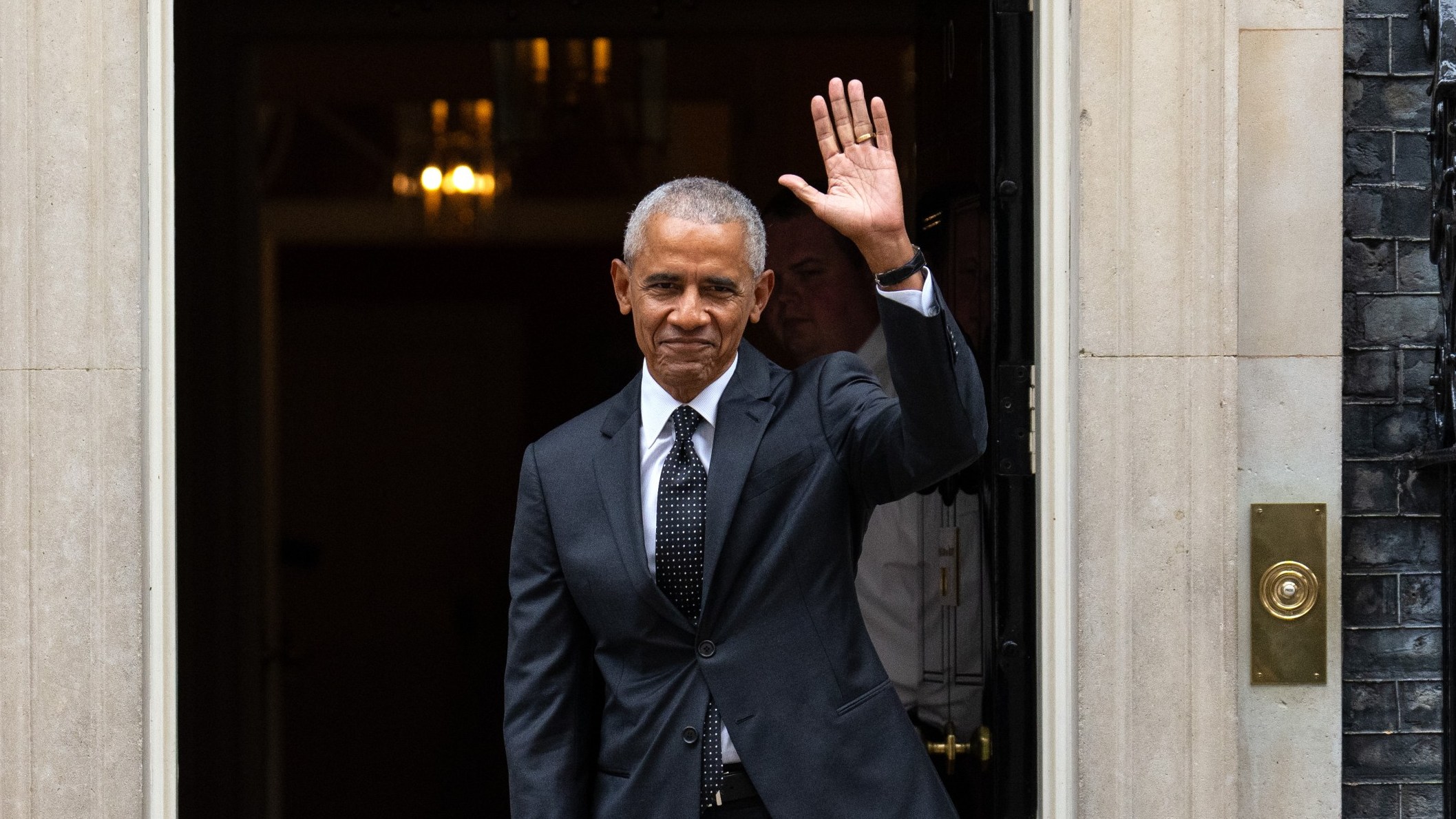 Obama drops into Downing Street for surprise meeting