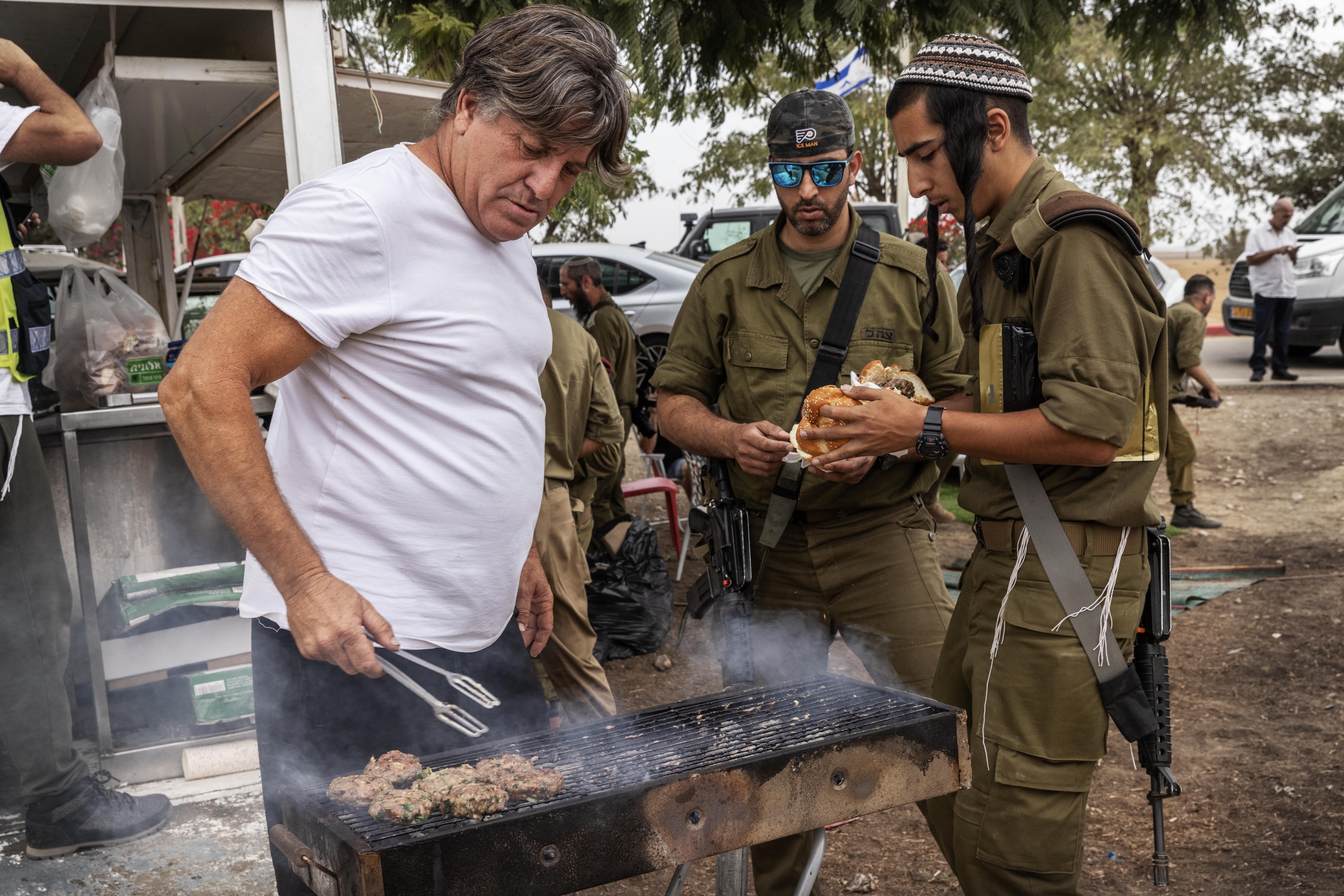 Burgers, coffee and haircuts lined up for returning Israeli soldiers