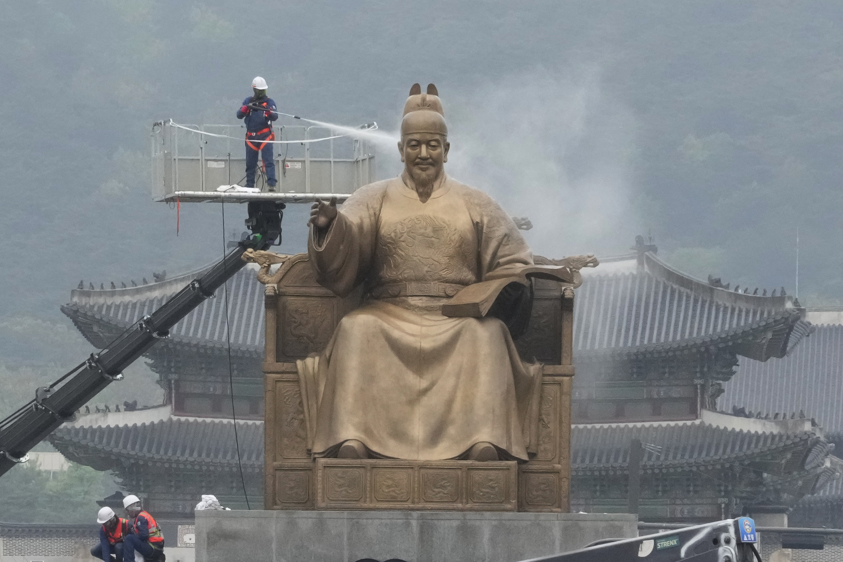 The Statue of King Sejong receives a spring clean at the Gwanghwamun Plaza in Seoul. Regarded as one of Korea’s greatest rulers, Sejong is best known as the creator of Hangul, the native alphabet of the Korean language
