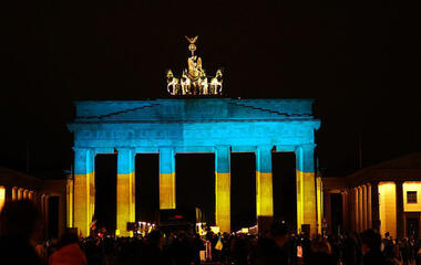 The Berlin Brandenburg Gate, lit in the colours of the Ukraine flag. Image: Wikimedia Commons