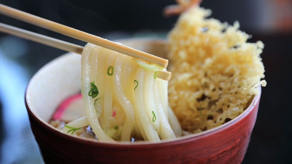 People line up before 06:00 to taste this udon (Credit: piyato/Getty Images)