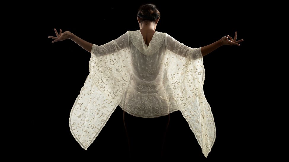 A model wearing a muslin stole from the 19th century (Credit: Drik/ Bengal Muslin)