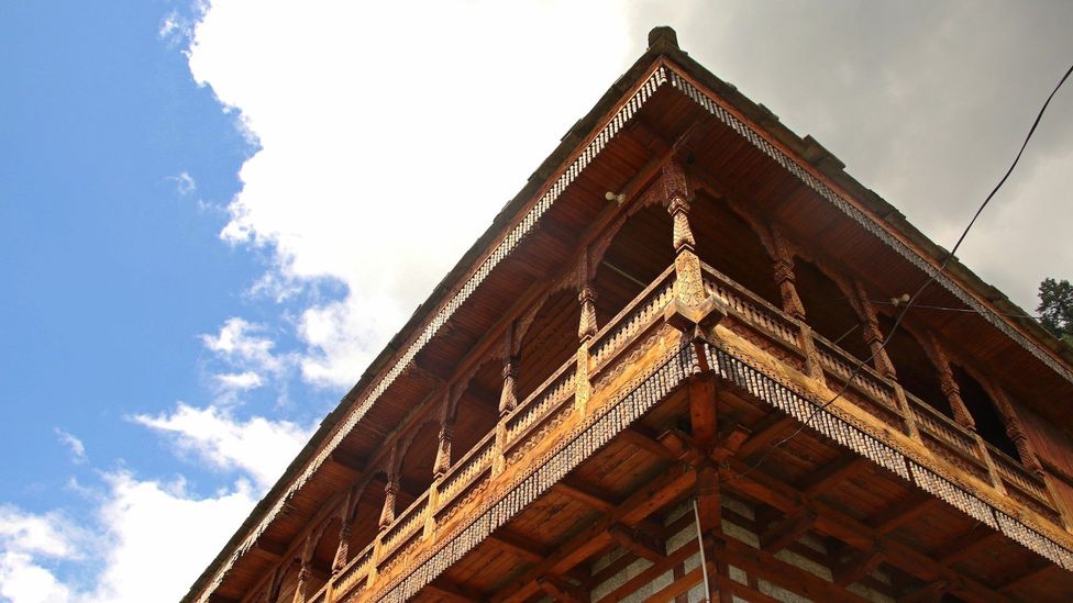 Kath kuni is recognisable by its layered interlocking of deodar wood with locally sourced stone, without the use of mortar (Image credit: Tarang Mohnot)