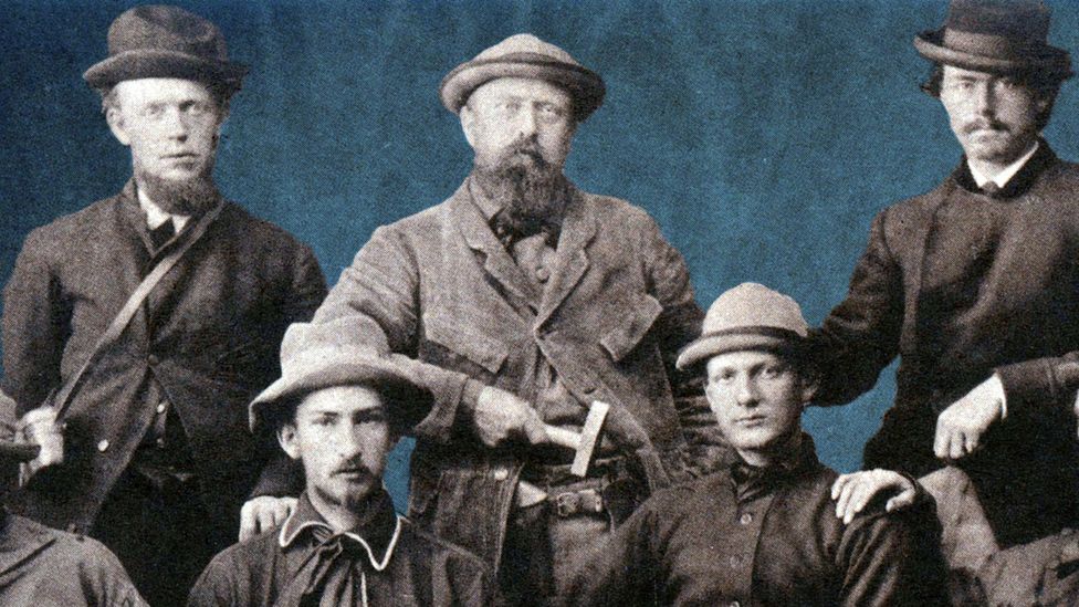 Othniel Charles Marsh (centre, back row) was an outstanding palaeontologist locked in a bitter rivalry with Edward Drinker Cope (not pictured (Credit: Alamy/BBC)